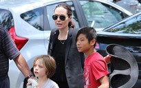 Pax Thiên quấn quít bên mẹ nuôi Angelina Jolie