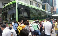 Hơn 100 người nâng xe buýt cứu bà cụ mắc kẹt
