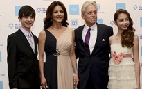 Michael Douglas được vợ con “hộ tống” nhận 1 triệu USD