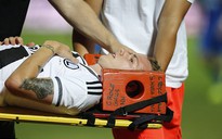 Cầu thủ bị ném đá vỡ đầu ở Europa League