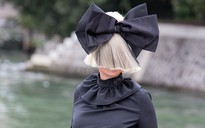 Ca sĩ Sia tiếp tục phong cách quái tại Venice