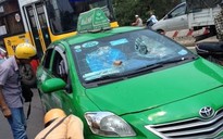 Đánh tài xế, đập vỡ kính xe taxi Mai Linh tông CSGT bỏ chạy