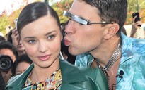 Kẻ quấy rối thảm đỏ tái xuất, hôn trộm Miranda Kerr