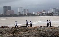 Kiểm tra dự án lấn vịnh Nha Trang: “Chuyện nhà nước, anh hỏi làm gì?”