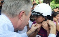 Đại sứ Mỹ Ted Osius mời trẻ làng SOS lên "siêu xe" của mình
