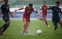 U21 Việt Nam thắng Singapore trong trận "thủy chiến"