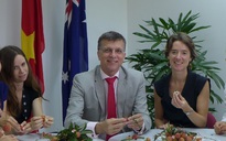Đại sứ Úc hào hứng nếm trái vải tươi Việt Nam