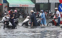 Cần Thơ mưa lớn, đường biến thành sông