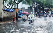 Người Sài Gòn vui vẻ lội nước vì có mưa "vàng"