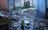 Đường ngập, rác thải nổi lềnh bềnh sau mưa ở TP HCM