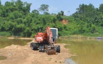 Máy xúc lật xuống sông, tài xế chết ngạt trong cabin