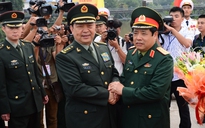 Bộ trưởng Quốc phòng Việt-Trung bắt tay nhau ở biên giới