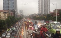 Hà Nội: Cây đổ, đường ngập, phương tiện kẹt cứng trong mưa lớn