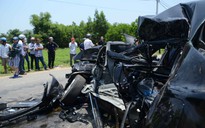 Xe khách tông xe con, 5 người trong gia đình tử nạn