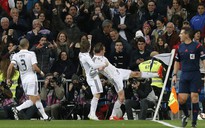 Ronaldo bất bình nhìn Bale lập công