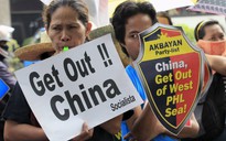 Ngư dân Philippines kéo phao Trung Quốc khỏi vùng biển tranh chấp