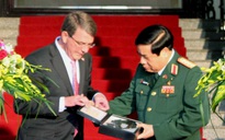 Bộ trưởng Quốc phòng Mỹ mang gì sang Việt Nam?