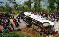 Nepal: Xe buýt chở người trên nóc lao xuống vực