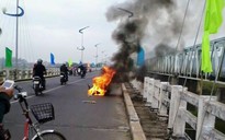 Sáng 30 Tết, xe máy bốc cháy dữ dội giữa cầu Đà Rằng