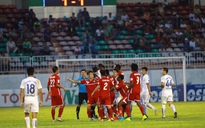 Trọng tài V-League lại bị chê