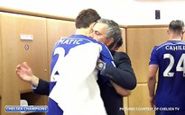 HLV Mourinho bỏ dở ngày hội chiến thắng để đến bệnh viện