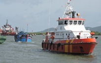 Lai dắt tàu cá cùng 9 ngư dân gặp nạn vào bờ an toàn