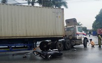 Chạy nhanh để tránh mưa, 2 thanh niên tông vào xe container