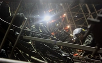 Sập giàn giáo Formosa: Đang giải cứu 2 công nhân dưới đống sắt
