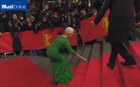Helen Mirren vấp ngã trên cầu thang thảm đỏ