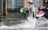 Chỉ mưa 1 giờ, dân Sài Gòn đã lội bì bõm