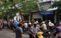 Mẹ muốn bán nhà, con trai đổ xăng cố thủ đòi tự thiêu