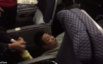Giáo sư Trung Quốc ăn vạ trên máy bay Mỹ
