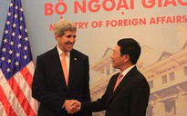 Ngoại trưởng Mỹ thân tình bắt tay “người bạn” - Phó Thủ tướng Phạm Bình Minh