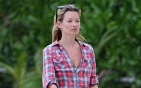 Siêu mẫu Kate Moss bị hộ tống khỏi máy bay