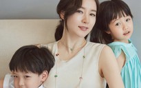 Lee Young Ae tỏa sáng bên chồng con