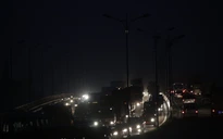 Kẹt xe trên cầu Rạch Chiếc, biển người nhúc nhích trong bóng tối