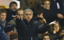 HLV Mourinho chỉ trích rồi lại xin lỗi trọng tài