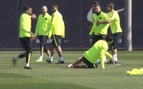 Neymar "ganh tỵ" đá Suarez lăn quay