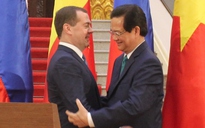 Thủ tướng Nguyễn Tấn Dũng nồng thắm ôm Thủ tướng Nga Medvedev