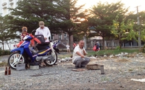 “Thần y” diễn trò ở khu công nghiệp