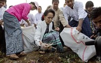 Bà Suu Kyi ra đường nhặt rác