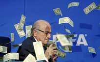Chủ tịch FIFA Blatter bị ném tiền vào mặt trong cuộc họp