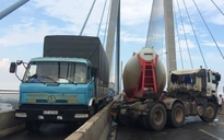 Cầu Phú Mỹ tê liệt sau tai nạn liên hoàn