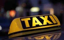 Tài xế taxi đi vệ sinh, khách nhấn ga bỏ chạy