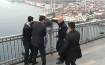 Tổng thống Thổ Nhĩ Kỳ cứu 1 người sắp tự tử