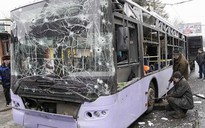 Đông Ukraine: Trạm xe buýt bị pháo kích, 13 người thiệt mạng