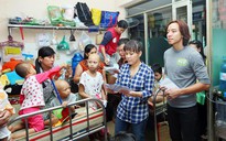Vợ chồng Việt Hương phát bánh cho bệnh nhân nghèo