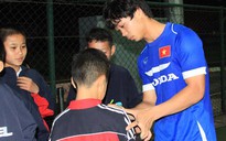 Công Phượng ký mỏi tay trong ngày đầu lên tuyển U23