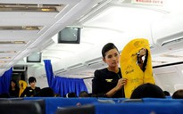 Hành khách liên tiếp xé áo phao trên máy bay Vietnam Airlines