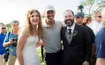 Tình cờ dự đám cưới, ông Obama cười thả ga